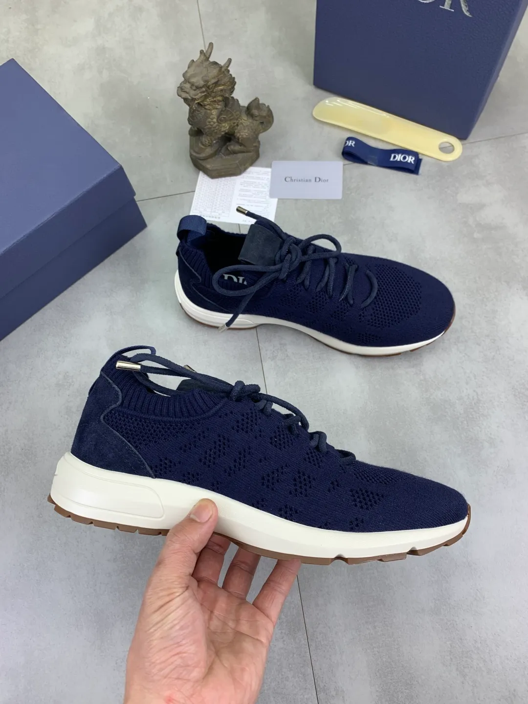 Men's men's shoes P400 new Dior Tech sneakers 2026 early spring series new products, with fashionable details, highlighting retro aesthetics. The fly-knit upper is spliced ​​with the sides of apricot transparent mesh fabric, and the leading edge of the upper window is laminated with high-frequency flat ironing and counter-pressure. The original craftsmanship is beautiful, comfortable and does not fall off. The interior is made of tonal sheep lining, which is soft and comfortable. The heel and tongue are embellished with the Paris logo. The textured TPU soles with the same tonal logo add to the high-end style.  Code number: 38-45 (46 customized)